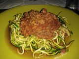 Fideos de zapallo italiano con carne de soya y salsa de tomate