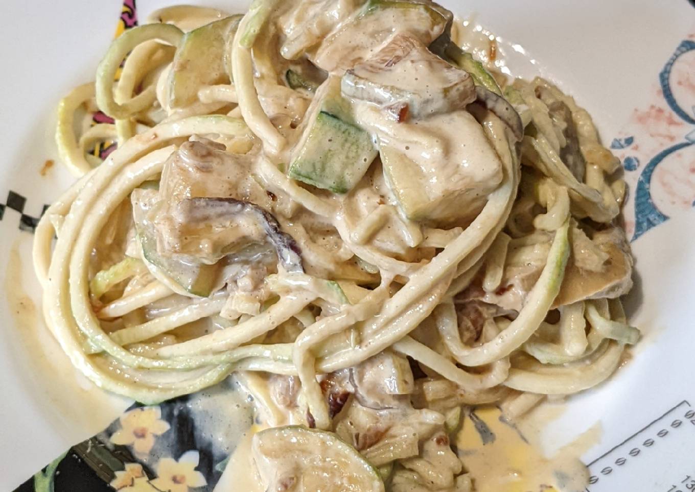 Courgette spaghetti in cream sauce - gluten free, spiralized veg