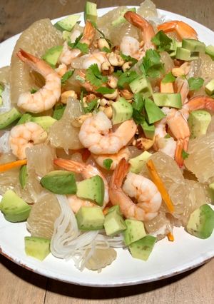 Une photo de Salade Thaï aux vermicelles de riz, pomelo et crevettes