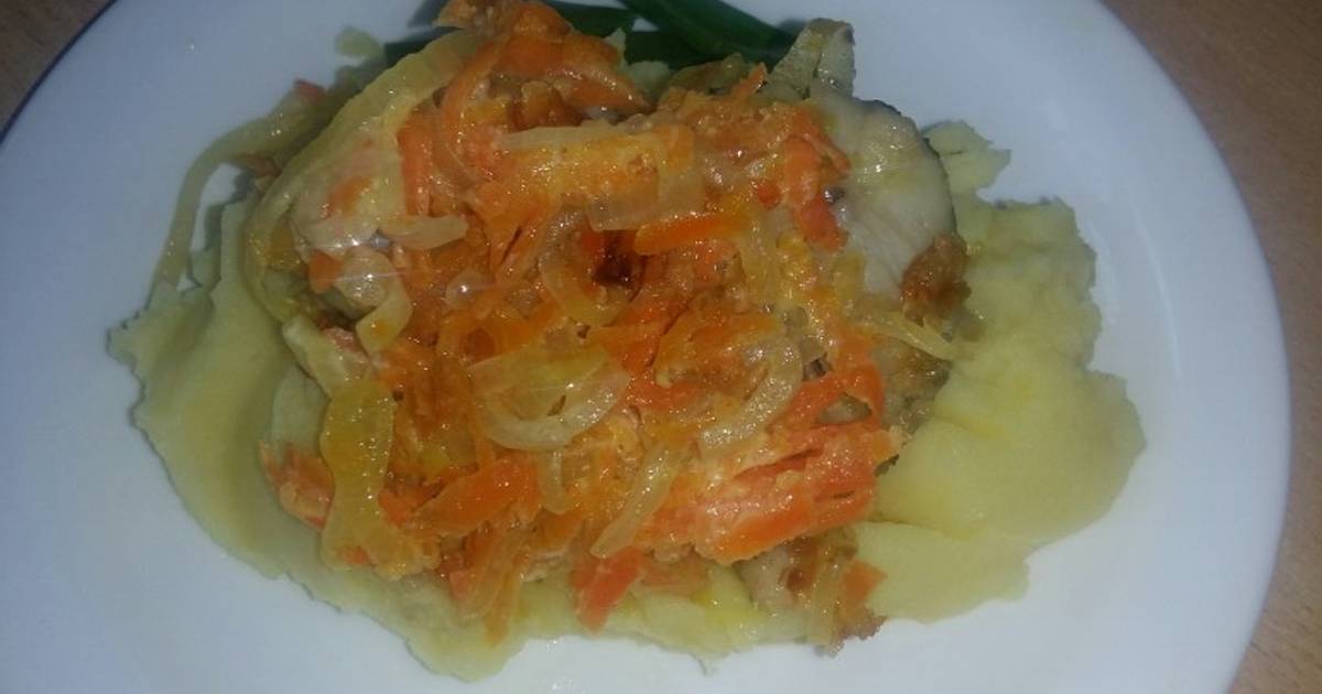 Минтай тушеный с морковью и луком рецепт