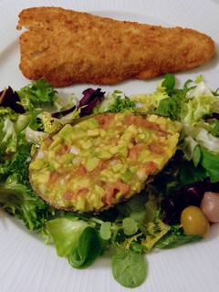 Una foto de Merluza rebozada en polenta con ensalada de guacamole