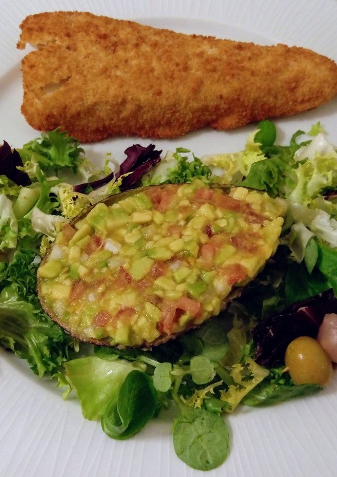Una foto de Merluza rebozada en polenta con ensalada de guacamole