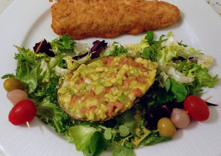 Merluza rebozada en polenta con ensalada de guacamole