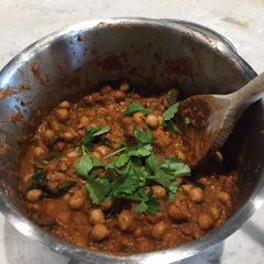 A picture of Chickpea and spinach curry.