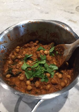 A picture of Chickpea and spinach curry.