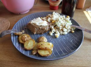 Una foto de Ãlmuerzo de martes, con suebras del almuerzo lunatico (de lunes)