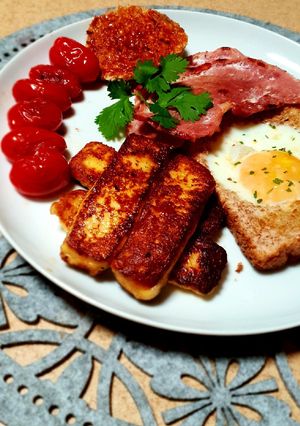 A picture of Halloumi egg in a hole breakfast.