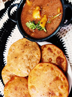 बेड़मी पूरी रसेदार आलू (bedmi poori rasedar aloo recipe in Hindi) रेसिपी मुख्य फोटो