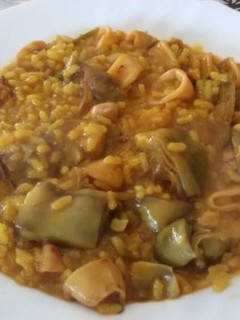 Una foto de Arroz meloso con calamares y alcachofas