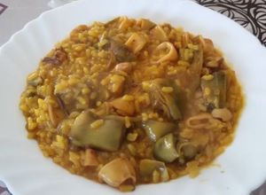 Foto principal de Arroz meloso con calamares y alcachofas