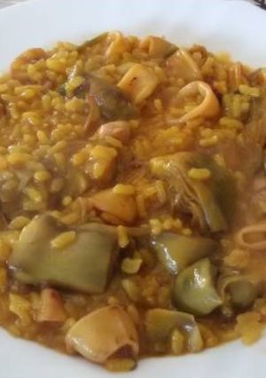 Foto principal de Arroz meloso con calamares y alcachofas