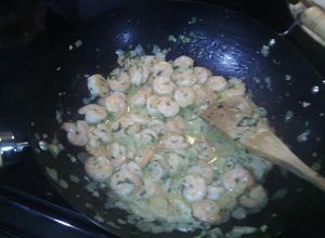 Una foto de Camarones encebollados con queso crema!