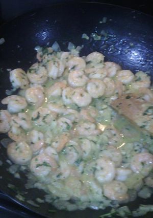 Una foto de Camarones encebollados con queso crema!
