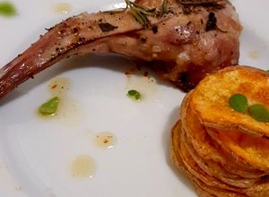 Foto di Spalla di coniglio confit e millefoglie di patate arrosto