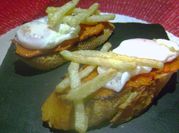 Una foto de pincho de huevo de codorniz