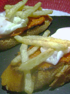 Una foto de Pinchos de huevo de codorniz con sobrasada