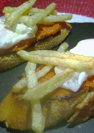 Una foto de Pinchos de huevo de codorniz con sobrasada