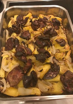 Tepsis csirkemáj, krumplival recept fotója