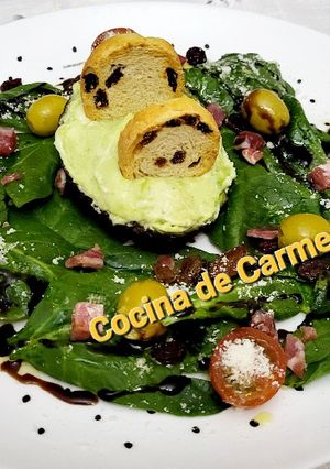 Una foto de Aguacate con queso viejo tostado y espinacas
