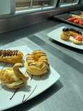 Pasta choux o masa bomba, crema pastelera y cubierta sabor a chocolate. 💗🤌🏻