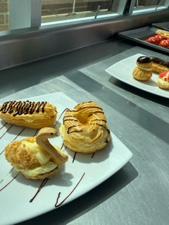 Una foto de Pasta choux o masa bomba, crema pastelera y cubierta sabor a chocolate. 💗🤌🏻