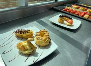 Una foto de Pasta choux o masa bomba, crema pastelera y cubierta sabor a chocolate. 💗🤌🏻