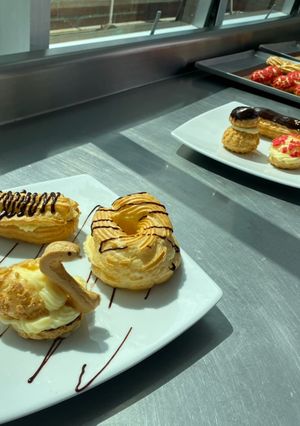 Una foto de Pasta choux o masa bomba, crema pastelera y cubierta sabor a chocolate. 💗🤌🏻