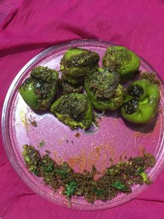 भरवा शिमला मिर्च (bharwan shimla mirch recipe in hindi) रेसिपी मुख्य फोटो