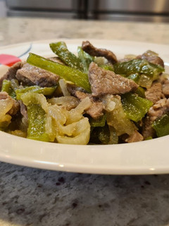 Una foto de Tiras de ternera salteadas con pimientos italianos y cebolla