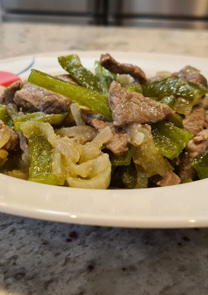 Una foto de Tiras de ternera salteadas con pimientos italianos y cebolla