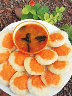 सूजी की रंगीन इडली(suji ki rangeen idli recipe in hindi) रेसिपी मुख्य फोटो