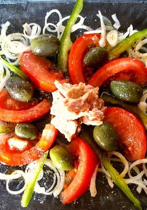 Una foto de Ensalada sencilla de tomate, cebolla, atún y aceitunas