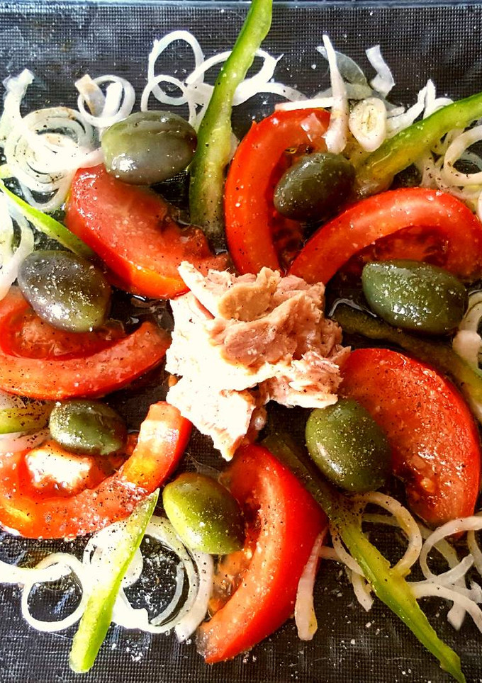 Una foto de Ensalada sencilla de tomate, cebolla, atún y aceitunas
