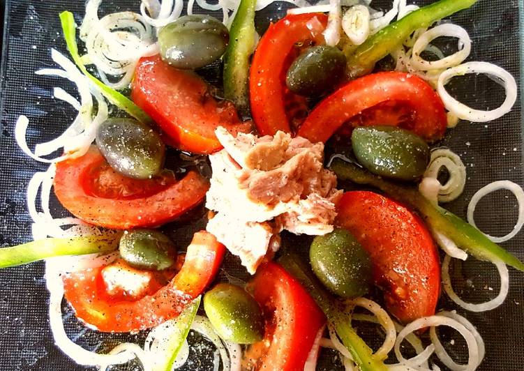 Ensalada sencilla de tomate, cebolla, atún y aceitunas