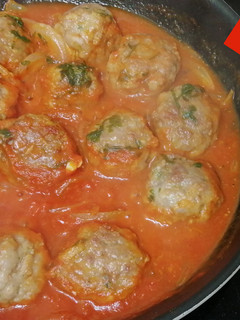 Una foto de Albóndigas con tomate caseras y fáciles