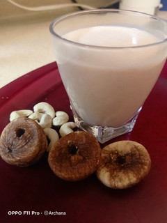 કાજુ અંજીર મિલ્ક શેક (Kaju Anjeer Milkshake Recipe In Gujarati) રેસીપી મુખ્ય ફોટો