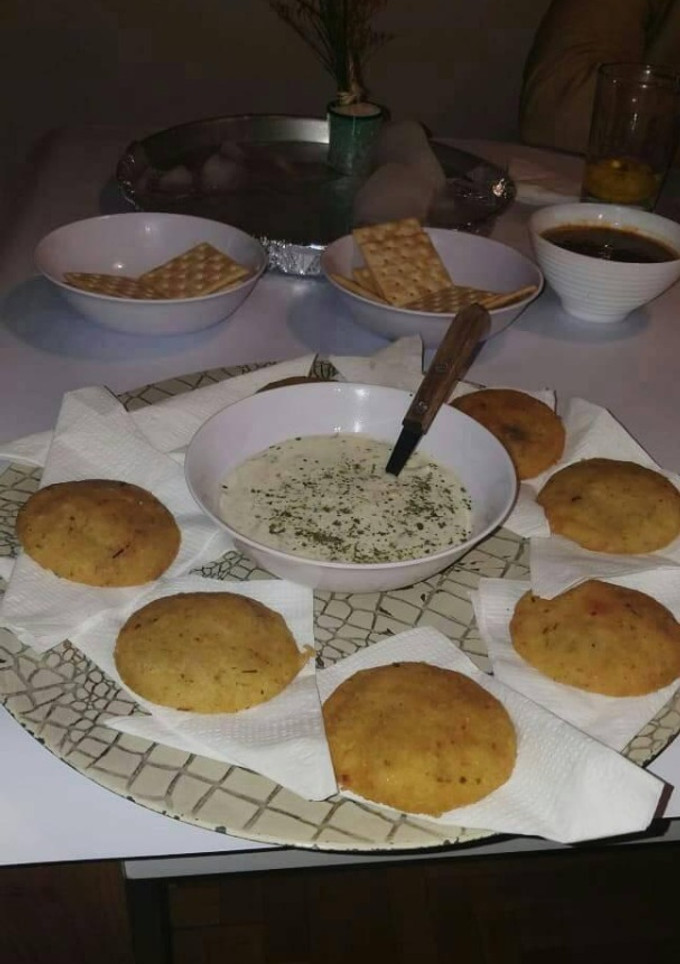 Una foto de Mini arepas con queso rallado fritas y rellenas de morcilla!