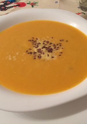 Una foto de Sopa cremosa y rica de Calabaza y Zanahorias!