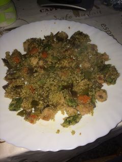 Una foto de Quinoa con pollo y verduras