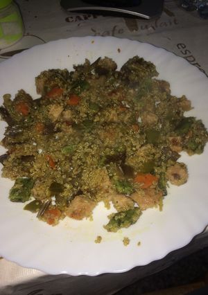 Una foto de Quinoa con pollo y verduras