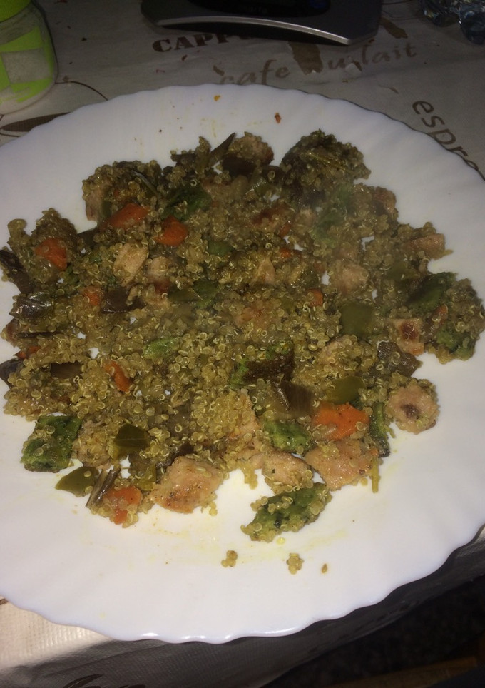 Una foto de Quinoa con pollo y verduras