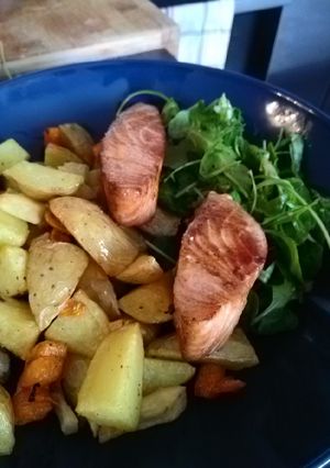 Une photo de Saumon et légumes racine au soja