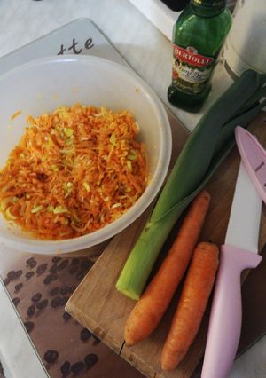 Póréhagymás sárgarépa saláta recept fotója