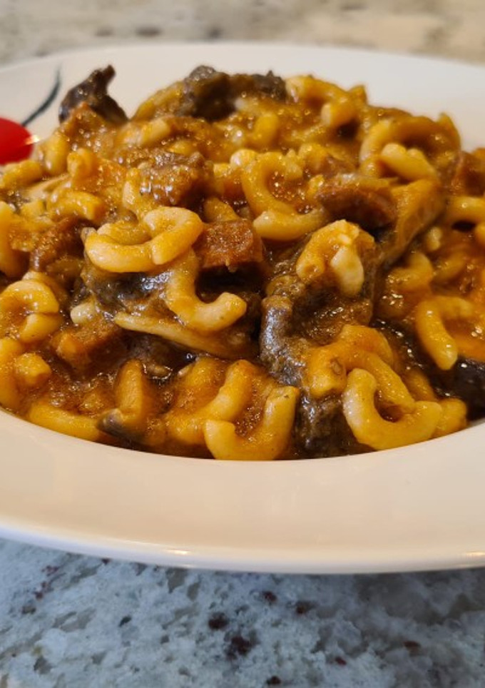 Una foto de Fideuá de presa ibérica, chorizo y shiitake