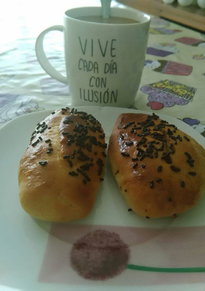 Una foto de Medias noches con chocolate