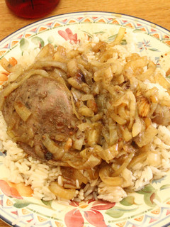 Una foto de Hígado encebollado, con arroz