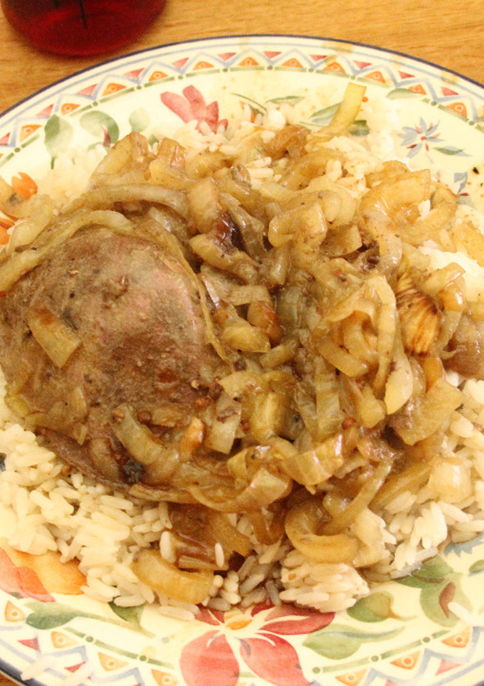 Una foto de Hígado encebollado, con arroz