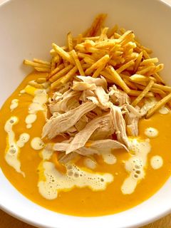 Una foto de Crema de ahuyama con pollo