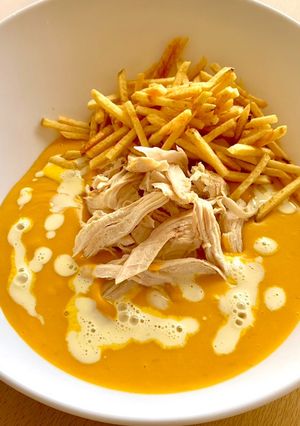 Una foto de Crema de ahuyama con pollo