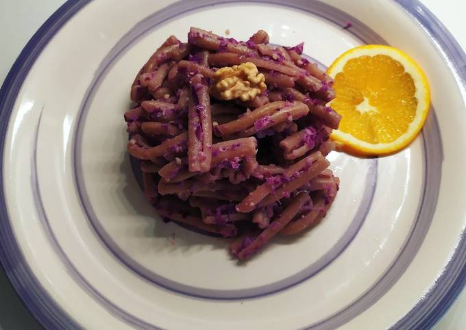 Modo semplice a Preparare Premiato Pasta con pesto di cavolo cappuccio rosso, arancia e noci